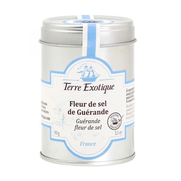 Guérande fleur de sel benefits from the expertise of the salt workers and an ideal coastal climate with lots of sun and wind and little rain. A thin crust of white crystals forms on the surface of the salt ponds when the water evaporates due to the sun and the wind. The quality of this fleur de sel from Guérande is due to the way it is carefully collected by the salt workers and how it is dried and stored.  90g