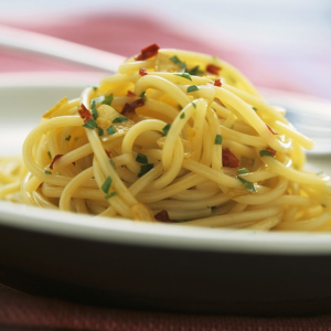 Garlic paste, olive oil and spicy paprika flakes | Socilink